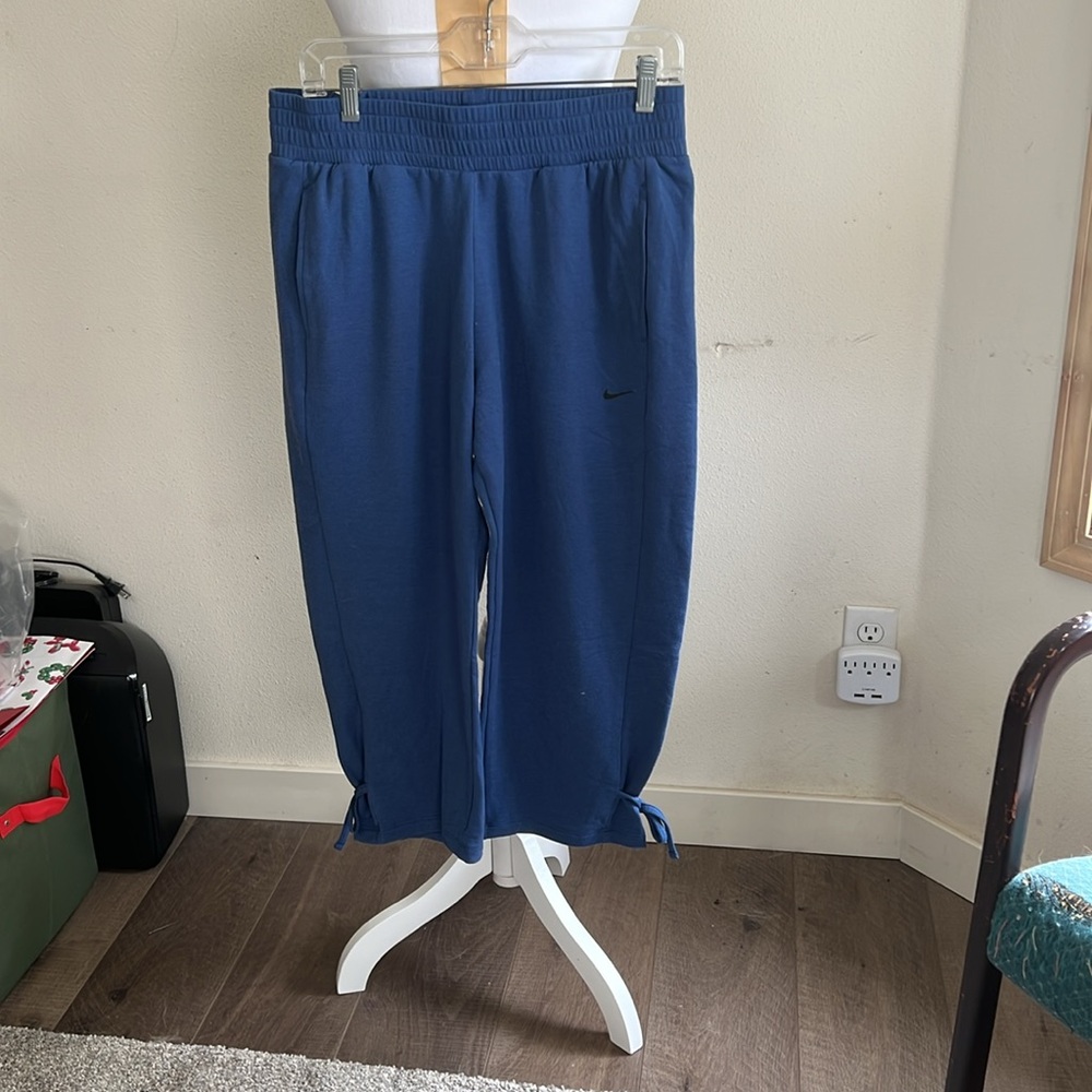 Women’s Nike Large cropped athletic casual wear pants